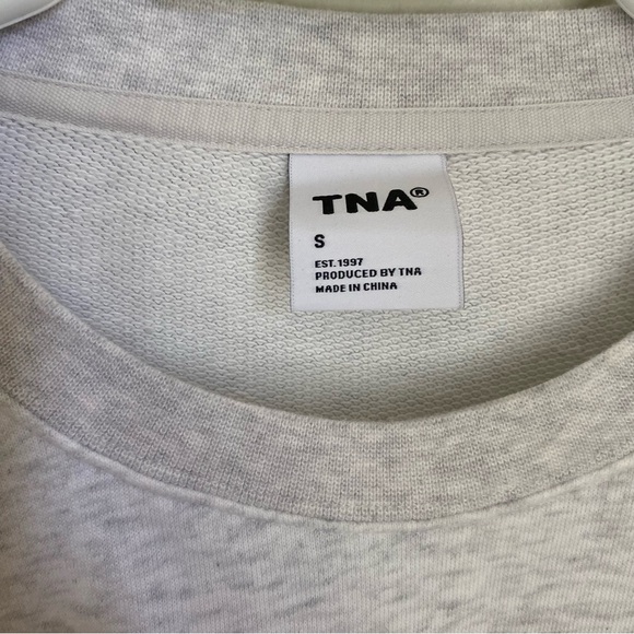 Aritzia TNA Perkins Cropped Sweatshirt Heather Grey Size Small Dolman Sleeves - Picture 4 of 10